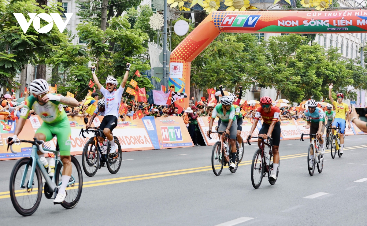 nguoi dan tp.hcm va du khach doi nang don doan dua xe dap ve dich 30 4 hinh anh 4