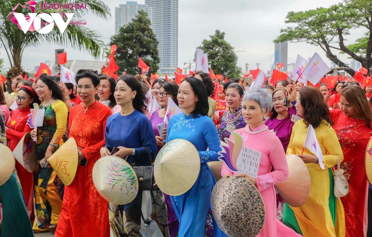 hon 1.000 phu nu dieu hanh ao dai ben song han hinh anh 4