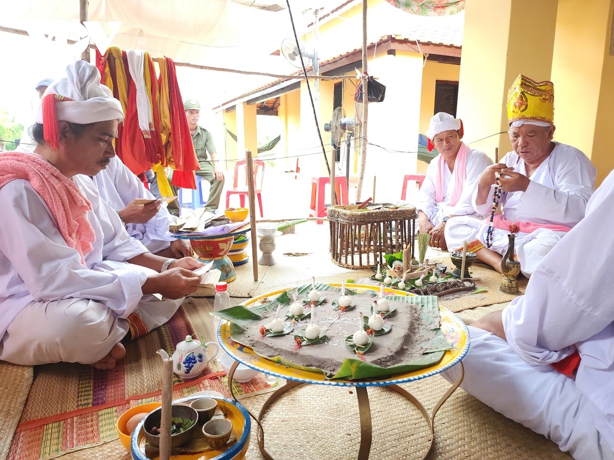 xay dung nha kut cua hoang toc cham tai den po klong mo nai lam Dong hinh anh 3