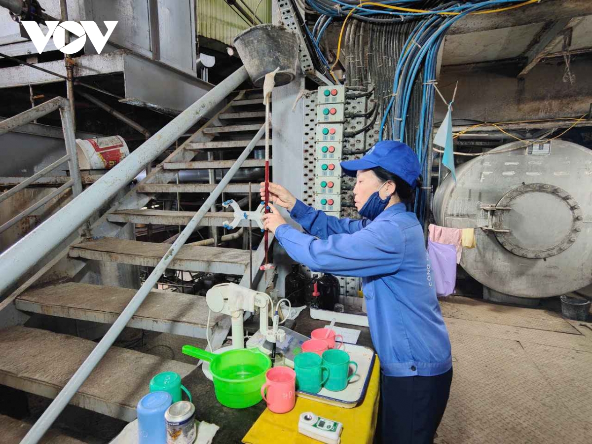 cong nhan son la giu nhip san xuat trong ky nghi le hinh anh 5