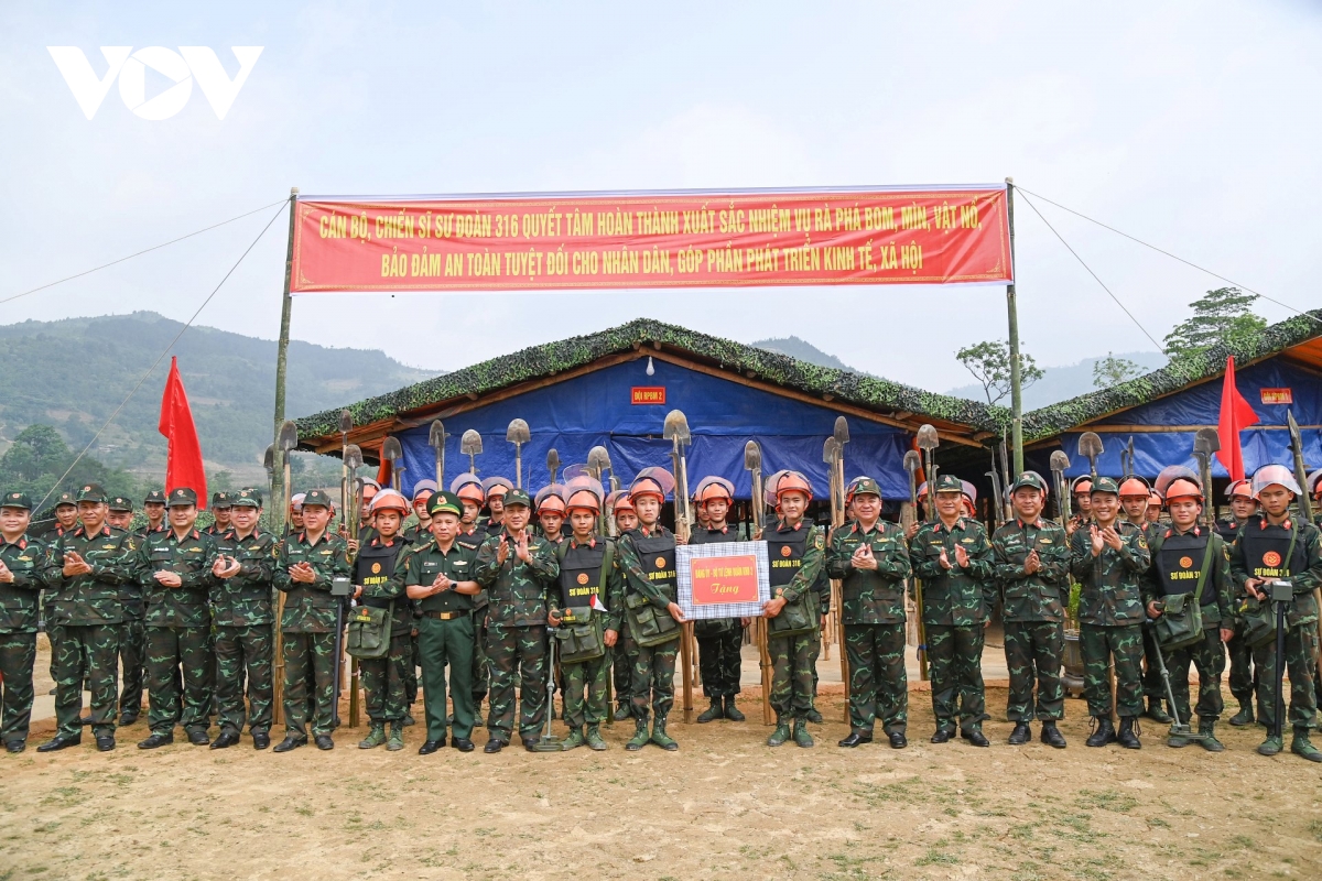 quan khu 2 tang cuong quan so cho cac doi tim kiem, quy tap hai cot liet si hinh anh 5