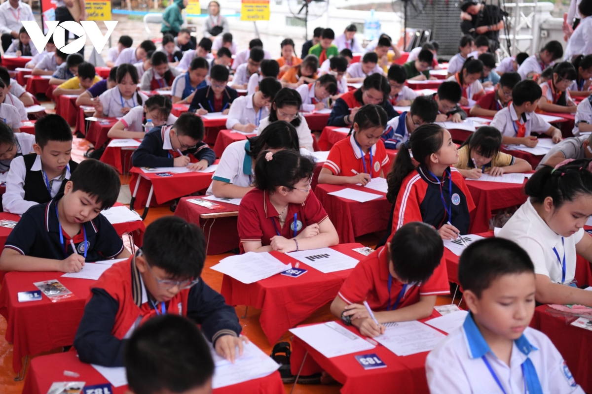 348 thi sinh tren ca nuoc ve van mieu quoc tu giam thi trang nguyen hinh anh 1