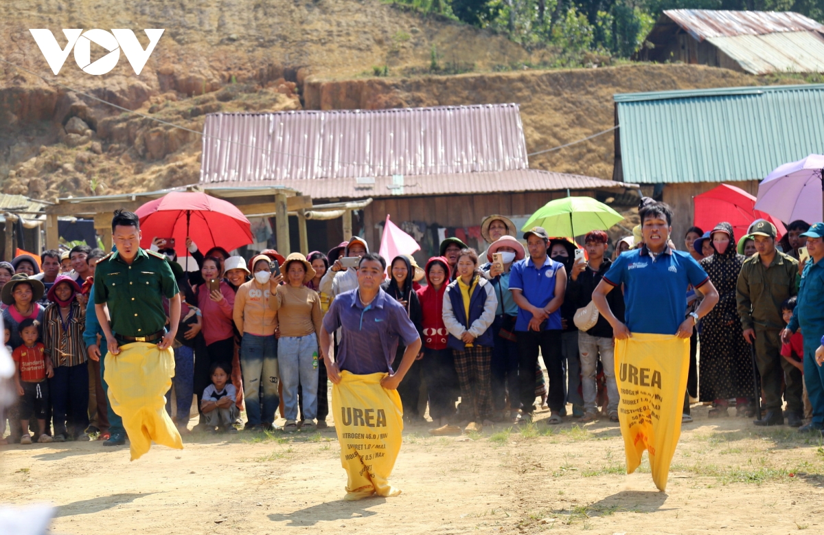 tet bunpimay giua dai ngan gan ket nghia tinh bien gioi viet lao hinh anh 5