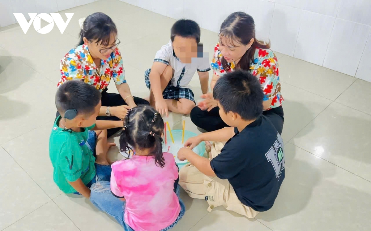 nhung co giao cham den voi nhung dua tre thiet thoi bang ca trai tim hinh anh 2