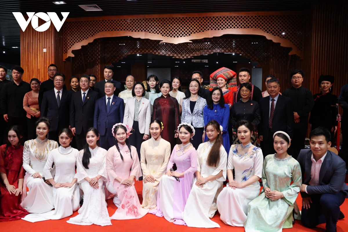 phu nhan ngo phuong ly tham bao tang Am nhac dan toc quang tay hinh anh 5