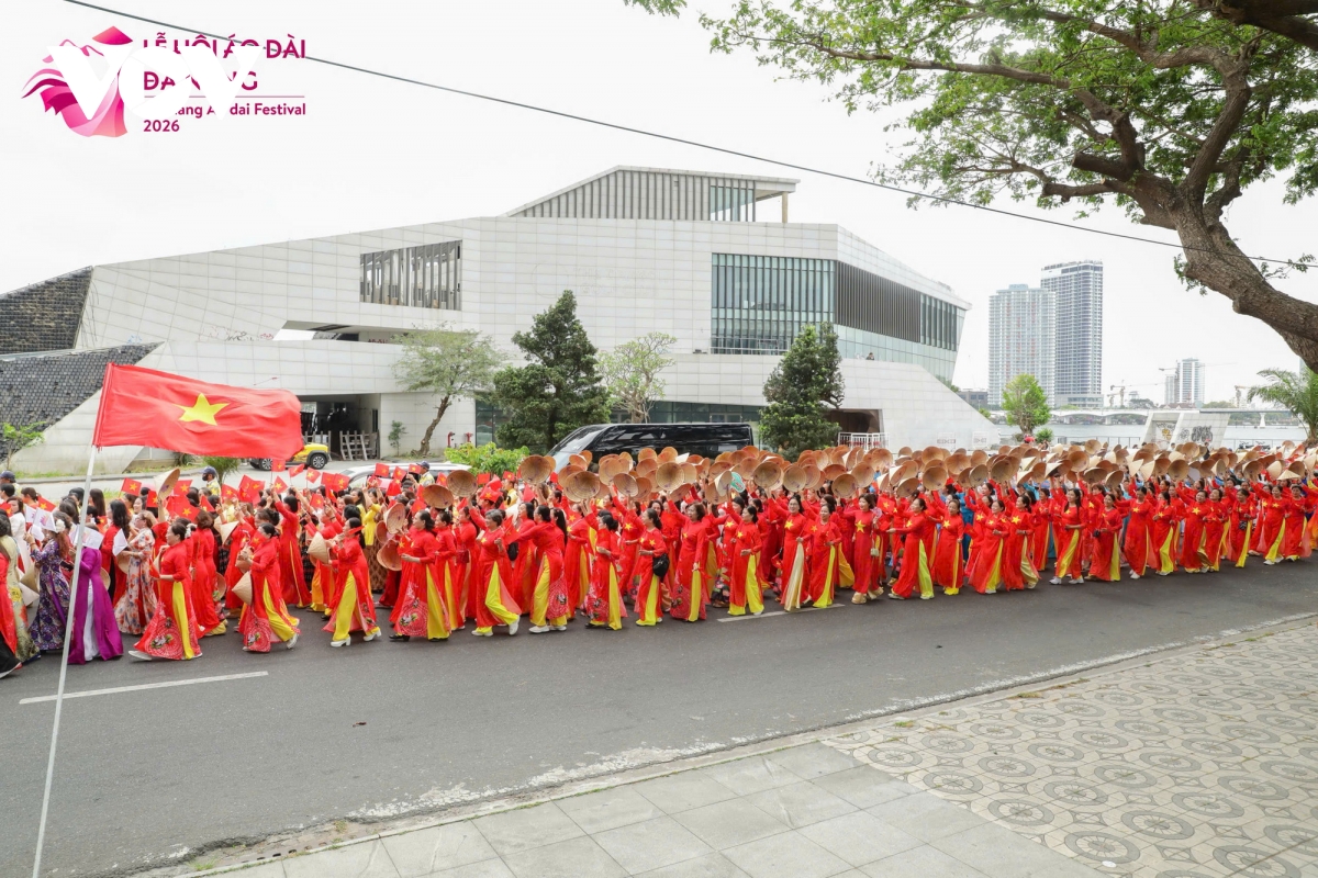 hon 1.000 phu nu dieu hanh ao dai ben song han hinh anh 3