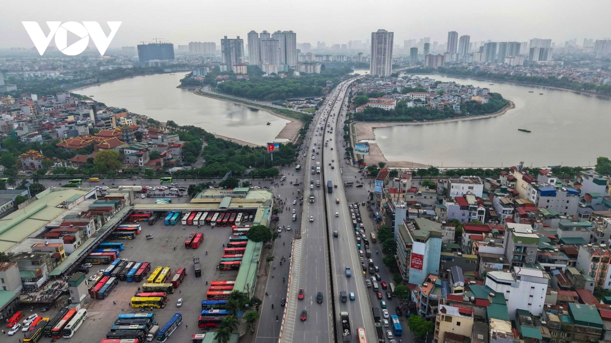 nguoi dan tro lai ha noi sau ky nghi gio to, nhieu cua ngo giao thong thuan loi hinh anh 2