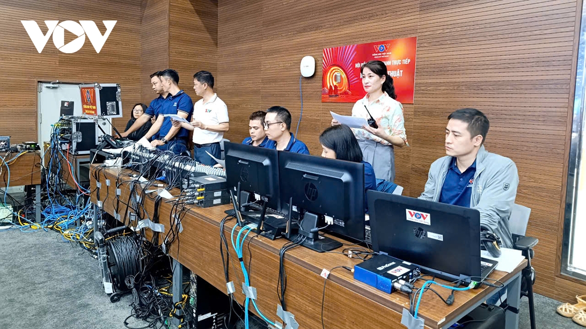 phat thanh truc tiep, noi ban linh nguoi lam bao duoc thu thach hinh anh 5