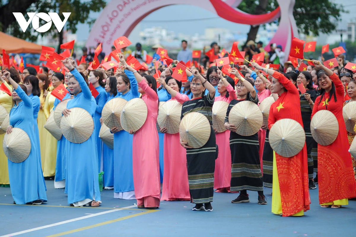 hon 1.000 phu nu dieu hanh ao dai ben song han hinh anh 2