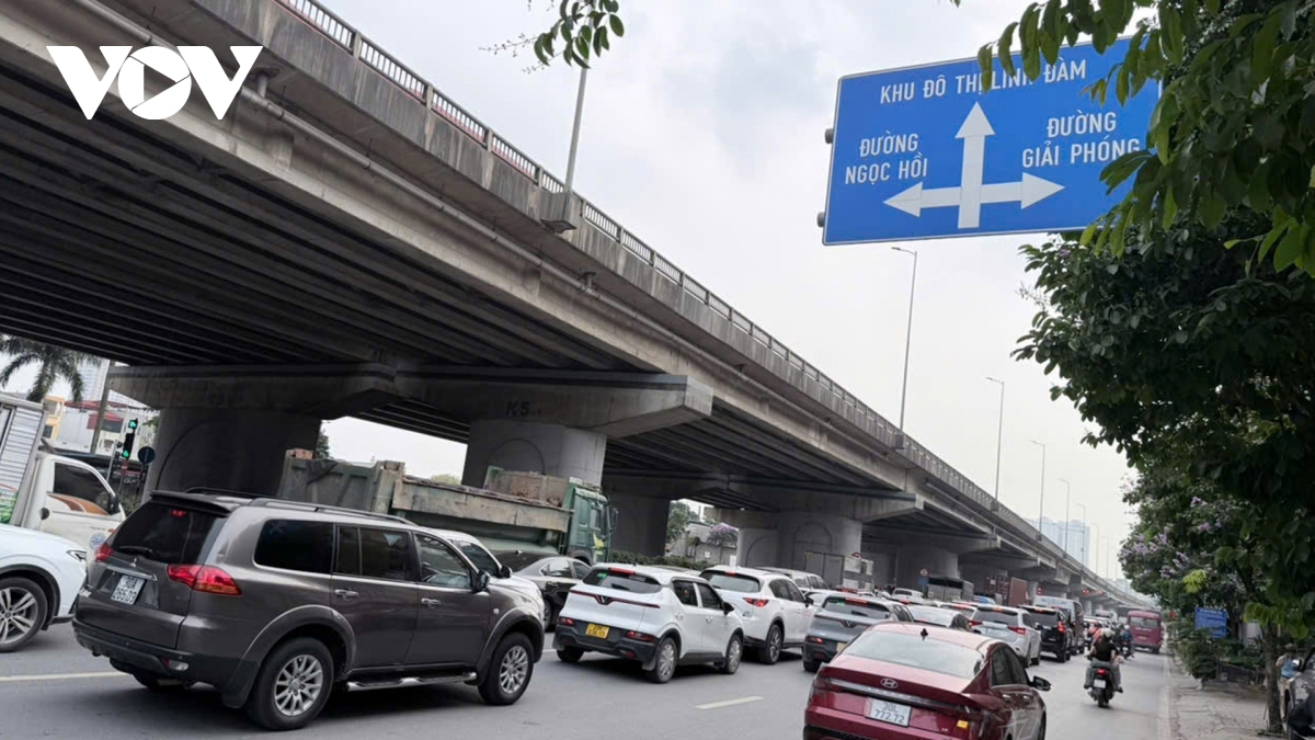 nguoi dan tro lai ha noi sau ky nghi gio to, nhieu cua ngo giao thong thuan loi hinh anh 4