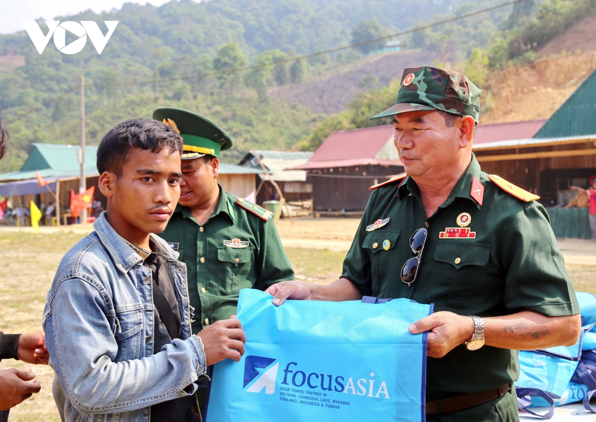 tet bunpimay giua dai ngan gan ket nghia tinh bien gioi viet lao hinh anh 4