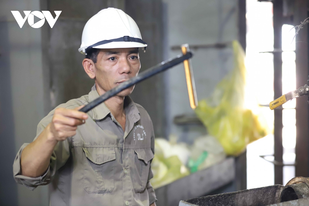cong nhan son la giu nhip san xuat trong ky nghi le hinh anh 7