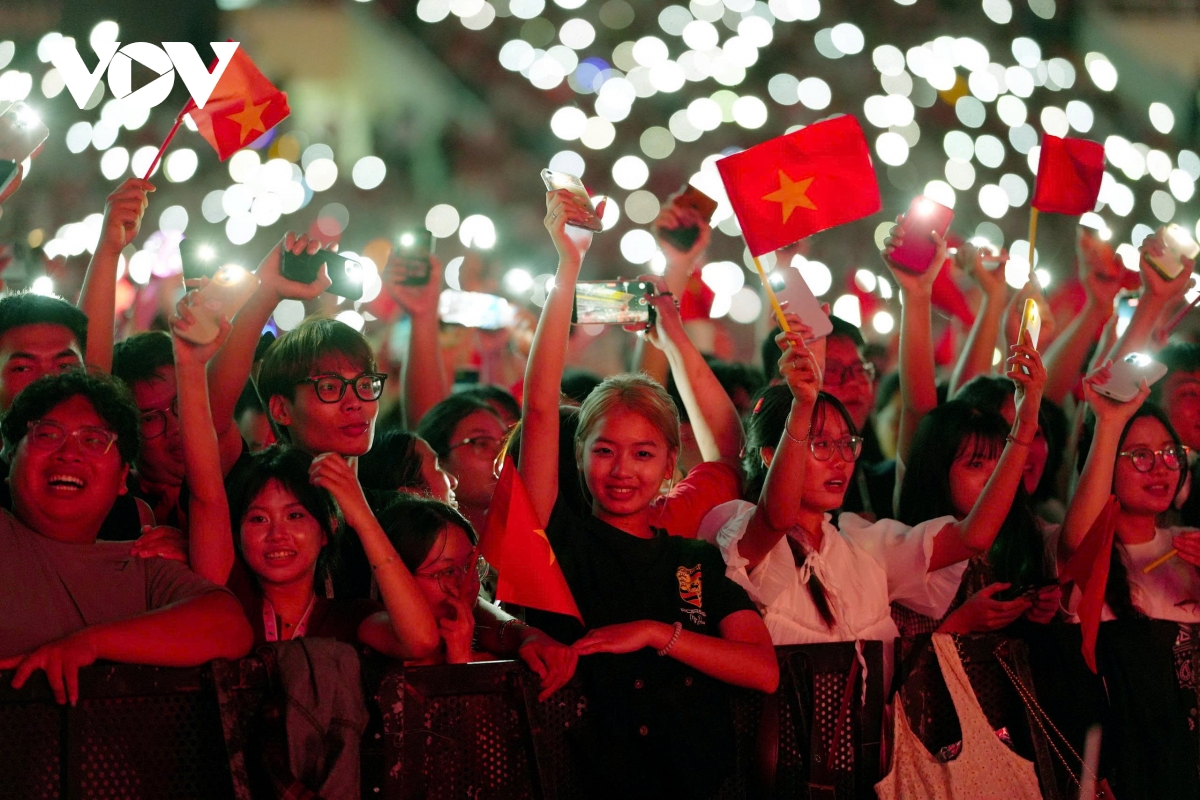 hang nghin khan gia doi mua xem concert quoc gia Am vang to quoc hinh anh 3