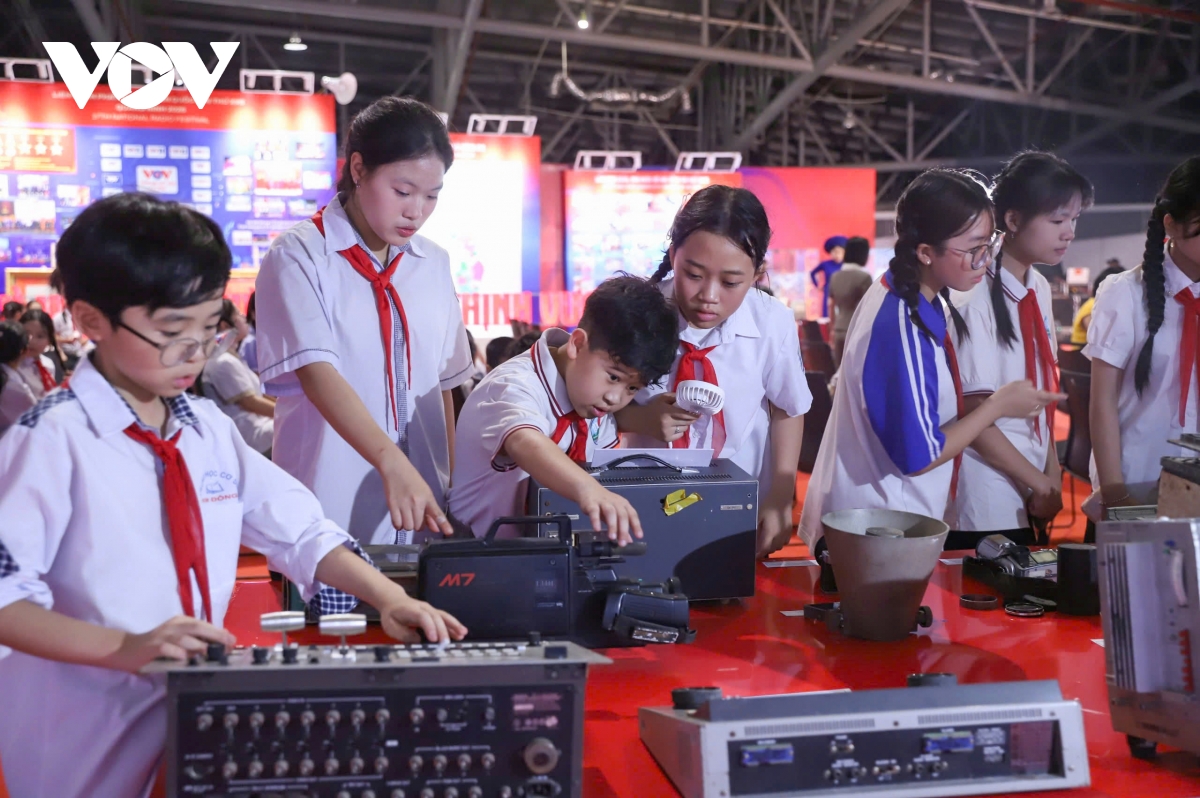 trien lam phat thanh vi viet nam hung cuong, thinh vuong hinh anh 6