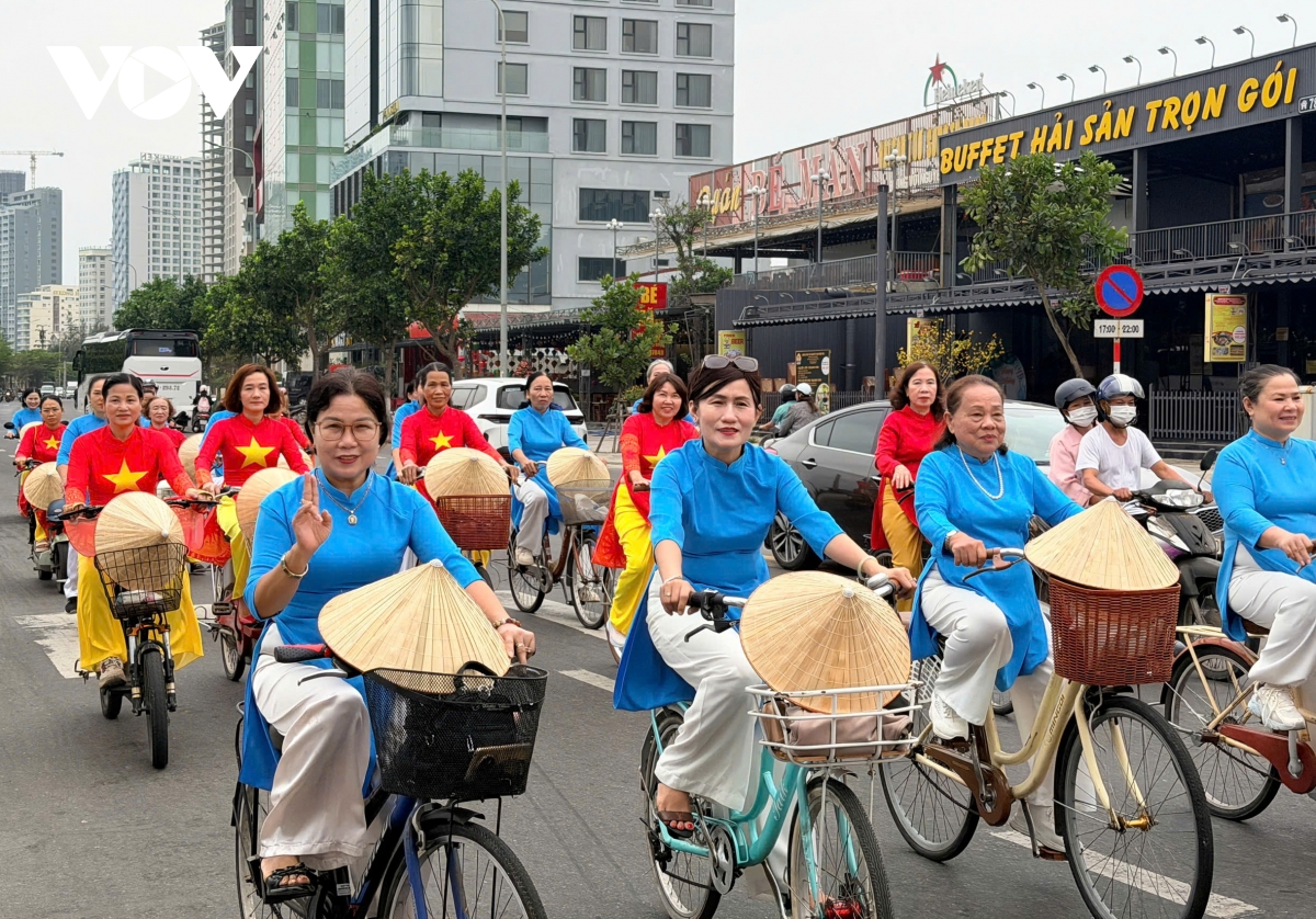 hon 1.000 phu nu dieu hanh ao dai ben song han hinh anh 13