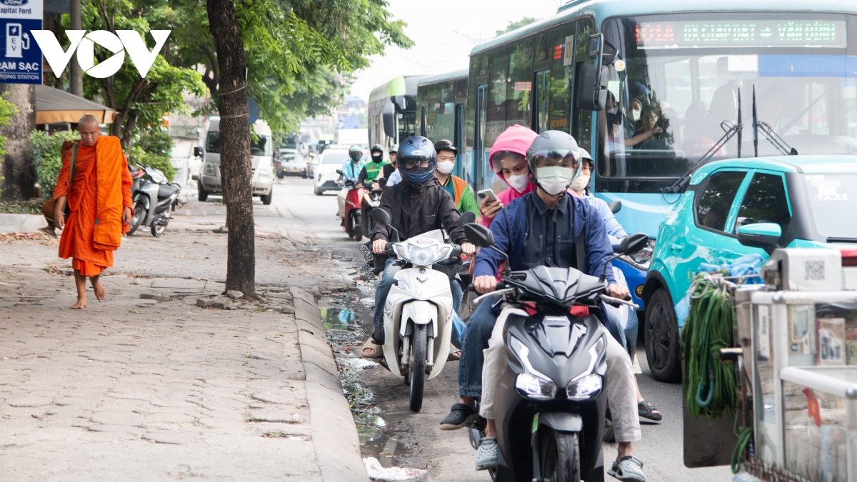 Duong pho ha noi de tho nhung tai dien leo via he sang ngay dau di lam sau le hinh anh 6