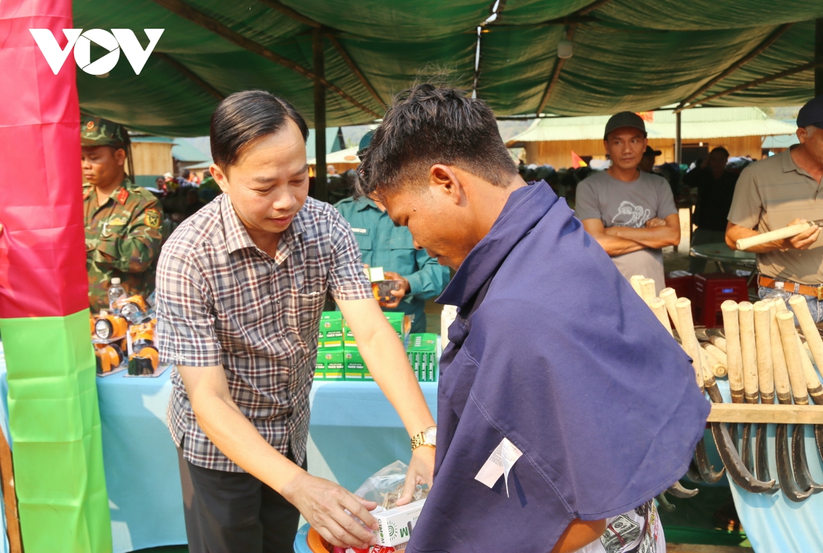 tet bunpimay giua dai ngan gan ket nghia tinh bien gioi viet lao hinh anh 7