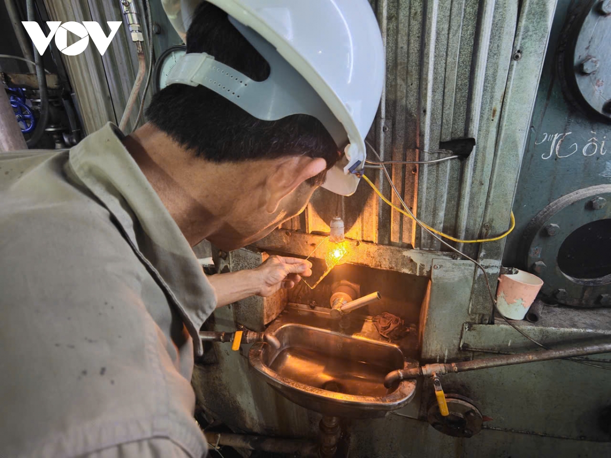 cong nhan son la giu nhip san xuat trong ky nghi le hinh anh 8