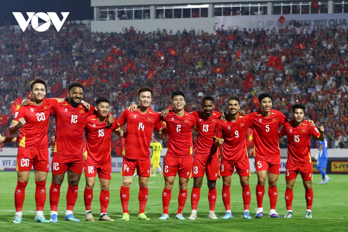 thang Dt malaysia, Dt viet nam thang tien manh me tren bang xep hang fifa hinh anh 1