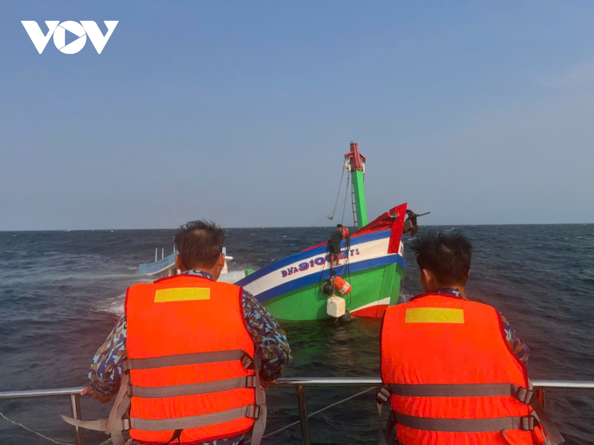 cuu kip thoi 2 thuyen vien tau ca bi chim cach bo 4 hai ly hinh anh 1