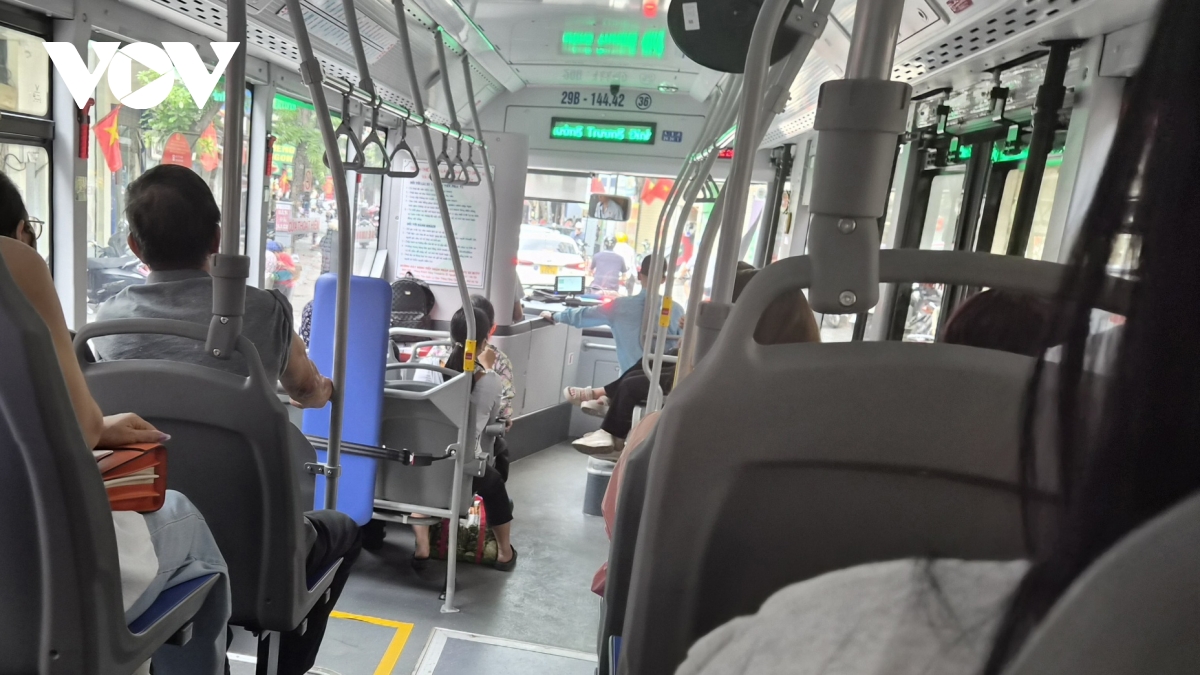 ha noi sang dep vi them nhieu tuyen bus dien, tiep tuc xu ly rac thanh dien hinh anh 4