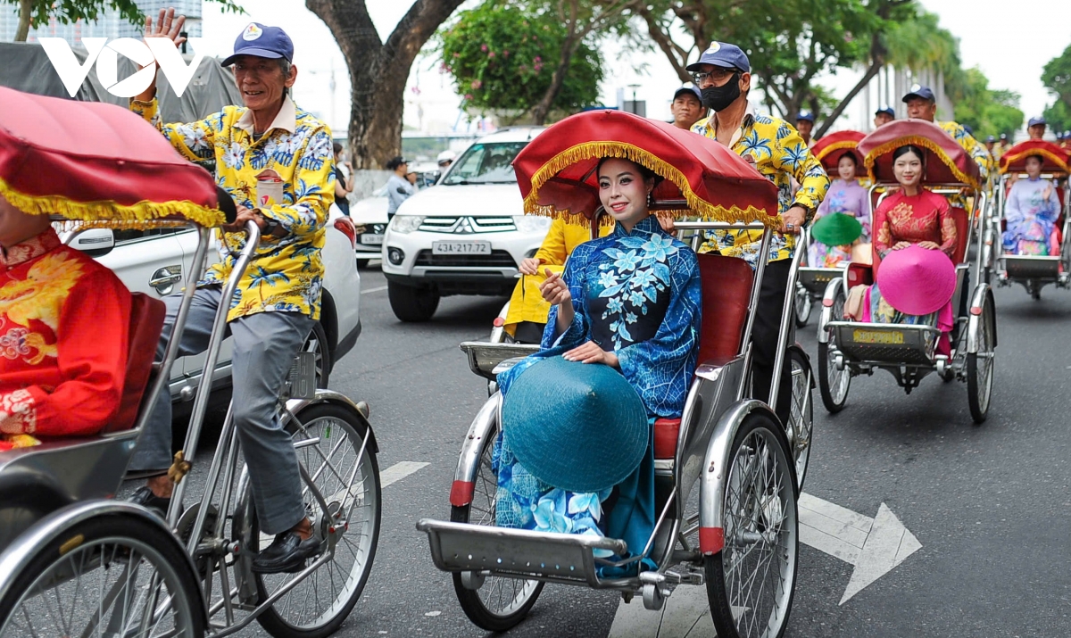 hon 1.000 phu nu dieu hanh ao dai ben song han hinh anh 12