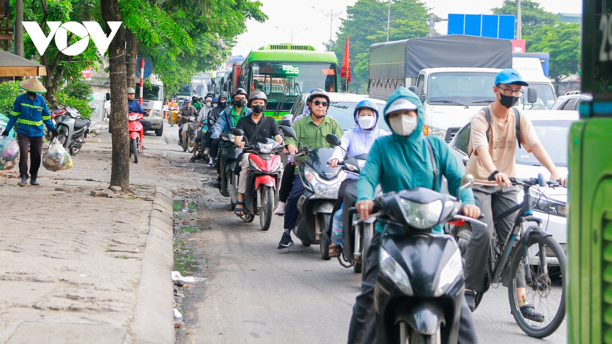 nguoi dan tro lai ha noi sau ky nghi gio to, nhieu cua ngo giao thong thuan loi hinh anh 8