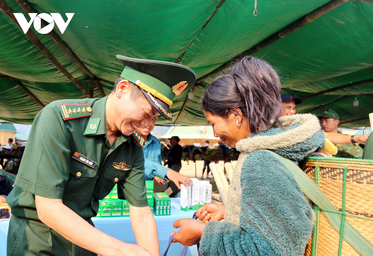 tet bunpimay giua dai ngan gan ket nghia tinh bien gioi viet lao hinh anh 6