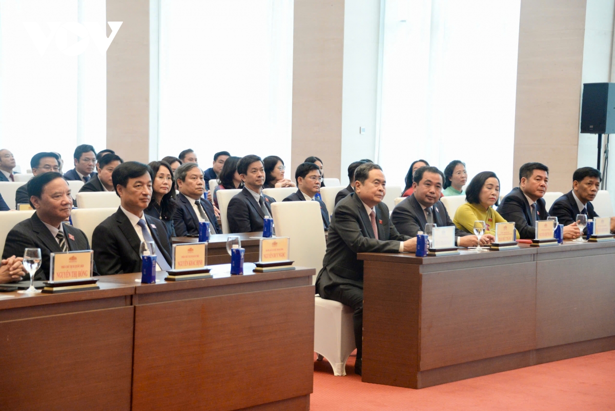 chu tich quoc hoi trao nghi quyet phe chuan truong doan dai bieu quoc hoi hinh anh 1