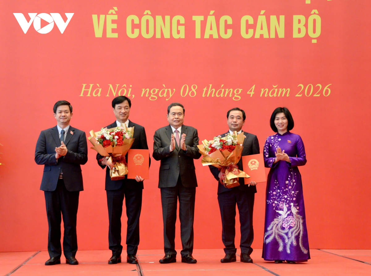 chu tich quoc hoi trao nghi quyet phe chuan truong doan dai bieu quoc hoi hinh anh 2