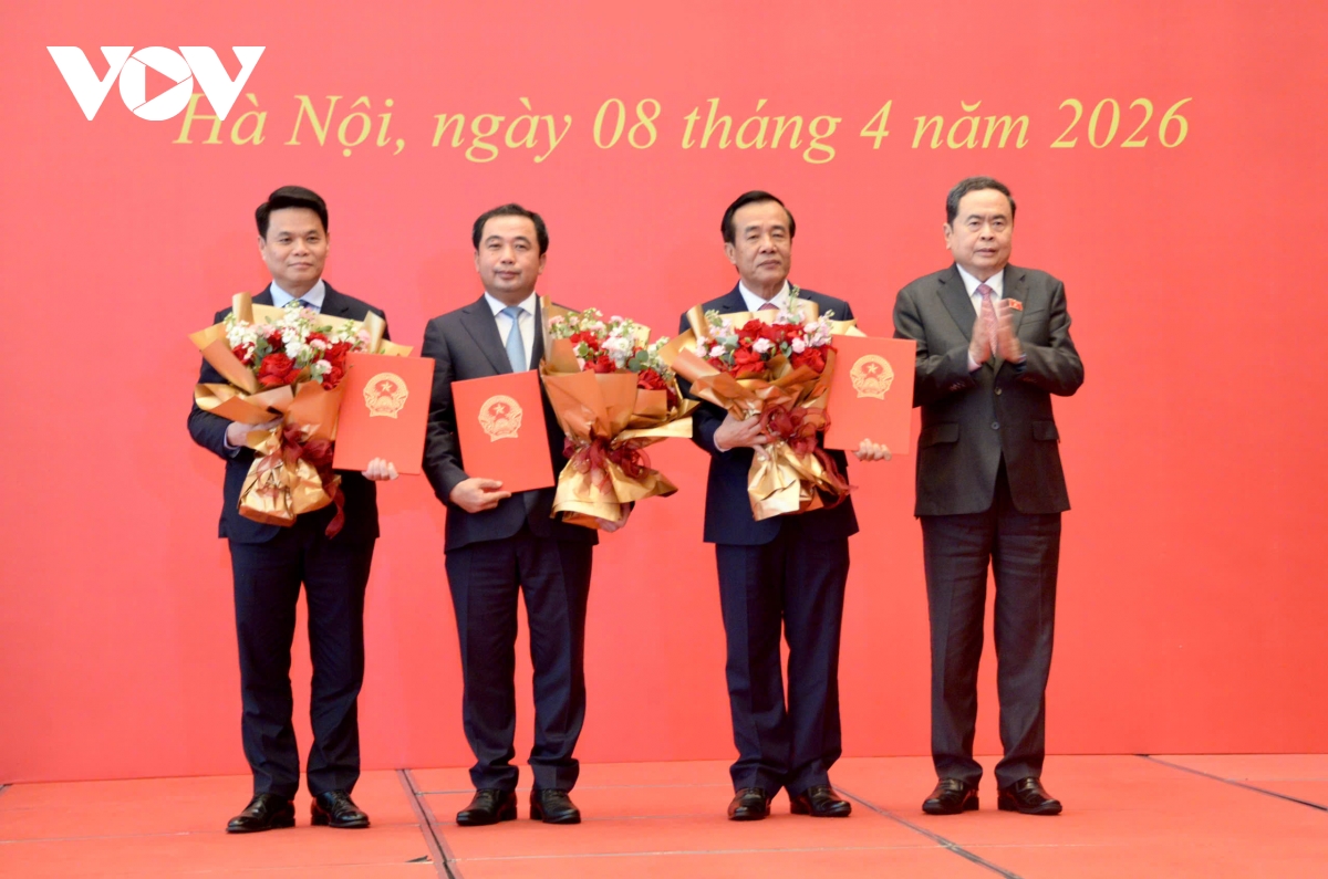 chu tich quoc hoi trao nghi quyet phe chuan truong doan dai bieu quoc hoi hinh anh 3