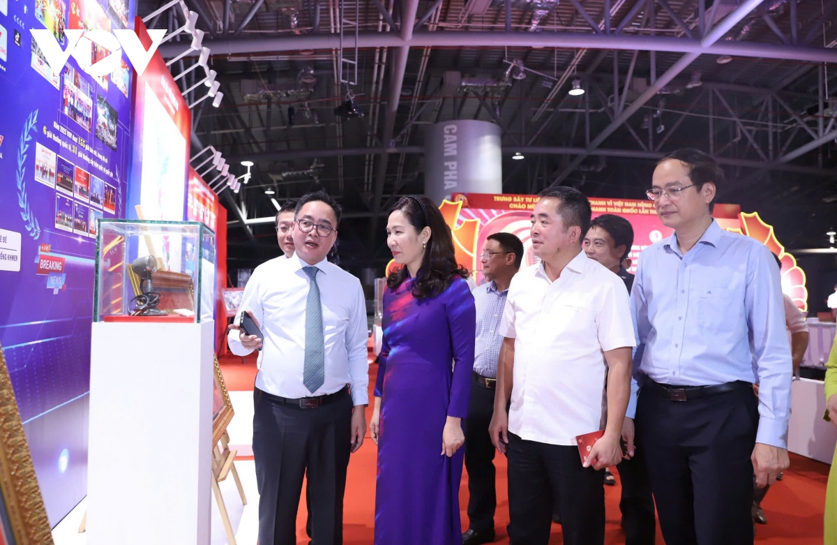 trien lam phat thanh vi viet nam hung cuong, thinh vuong hinh anh 4