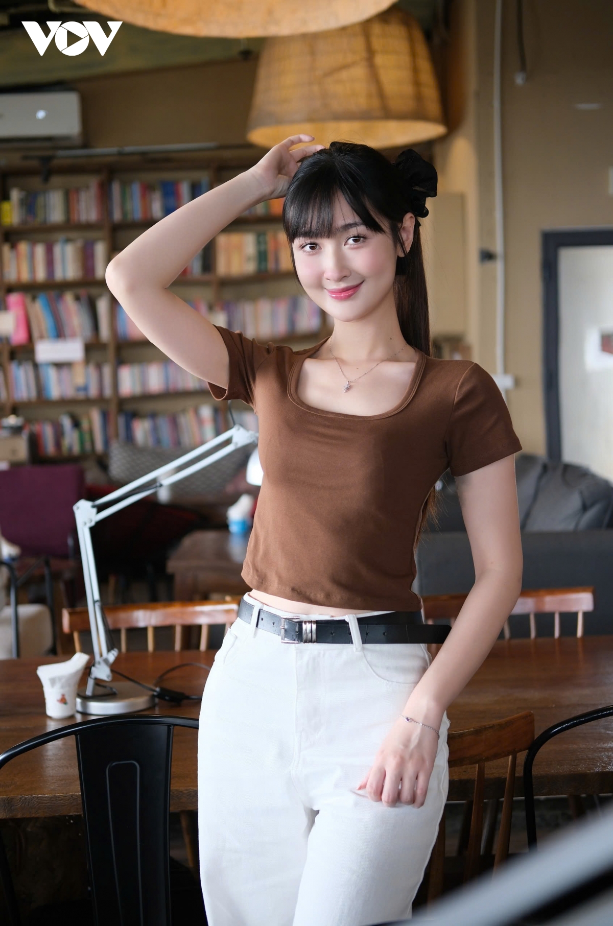 ngoc thuy buoc chan vao doi mac ao 30.000d, mua do 300.000d phai dan do hinh anh 6