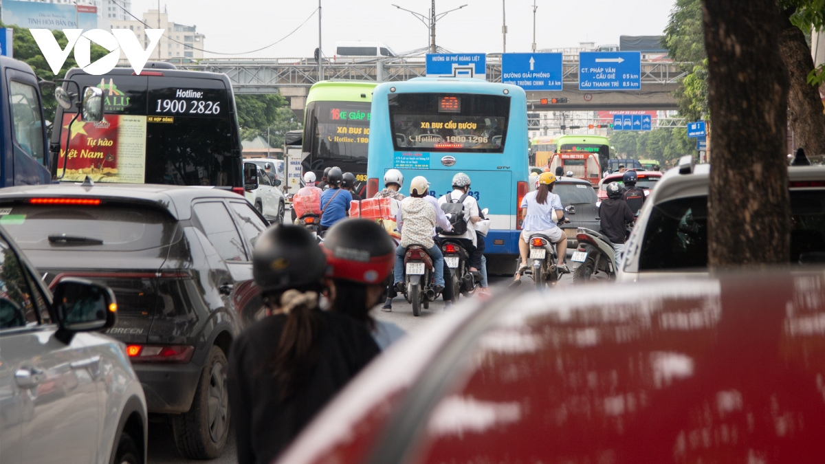 nguoi dan tro lai ha noi sau ky nghi gio to, nhieu cua ngo giao thong thuan loi hinh anh 7