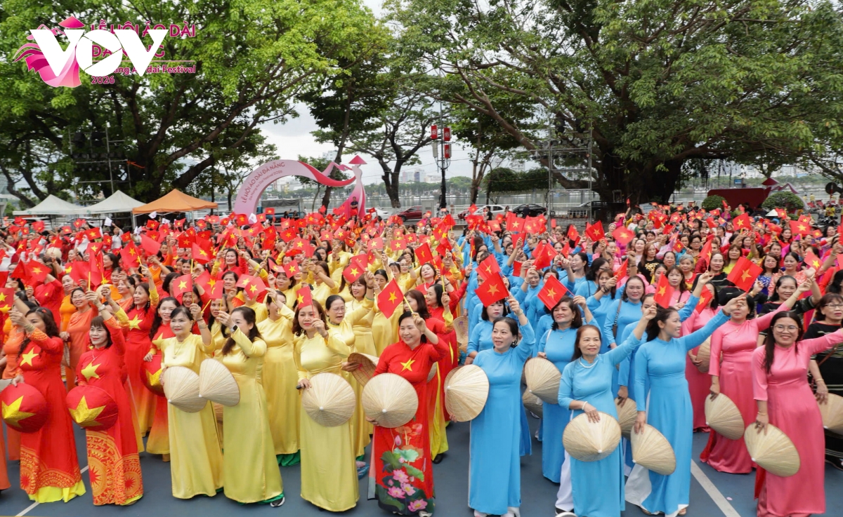 hon 1.000 phu nu dieu hanh ao dai ben song han hinh anh 11