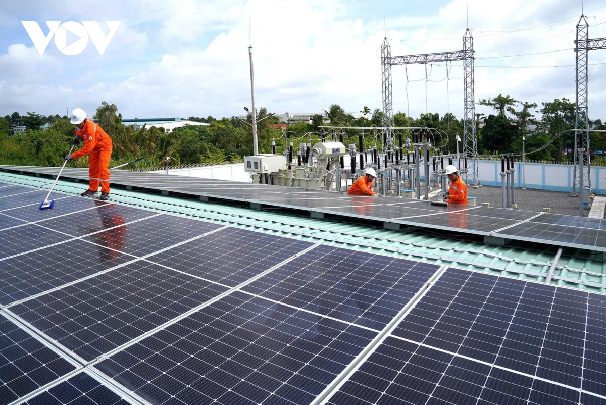 no luc tiet kiem dien va lam dien mat troi mai nha de ung pho nang nong hinh anh 4