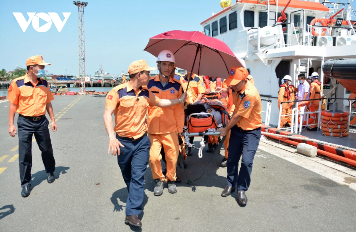 foreign crew member rescued off hcm city after suspected appendicitis picture 1