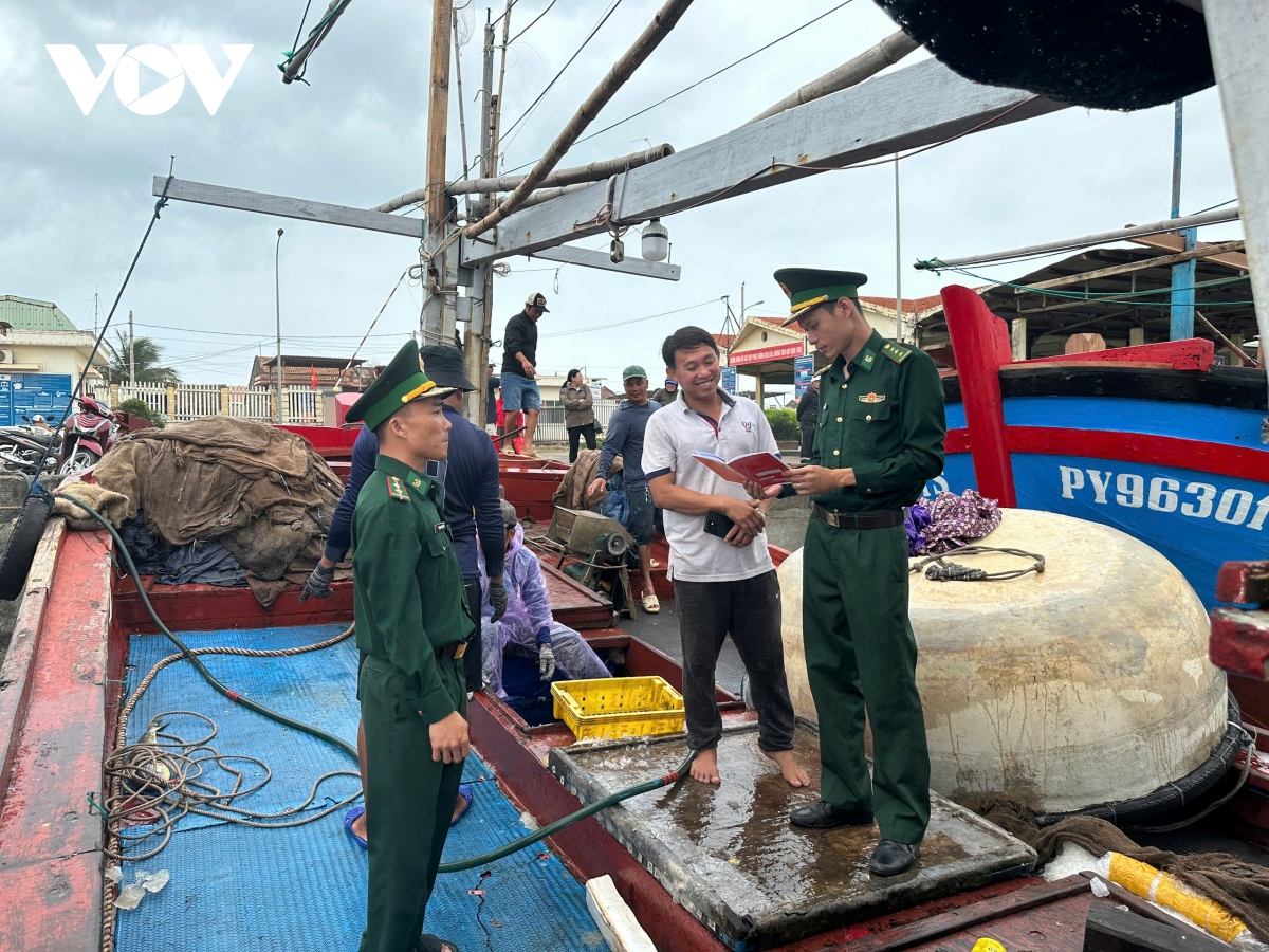 Lực lượng biên phòng tỉnh Đắk Lắk kiểm tra, tuyên truyền, hướng dẫn ngư dân ghi chép theo dõi nhật ký hành trình khi vươn khơi..jpg