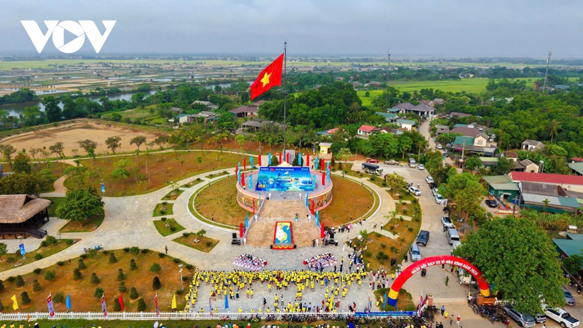 national flag-raising ceremony commemorates vietnam s reunification picture 1