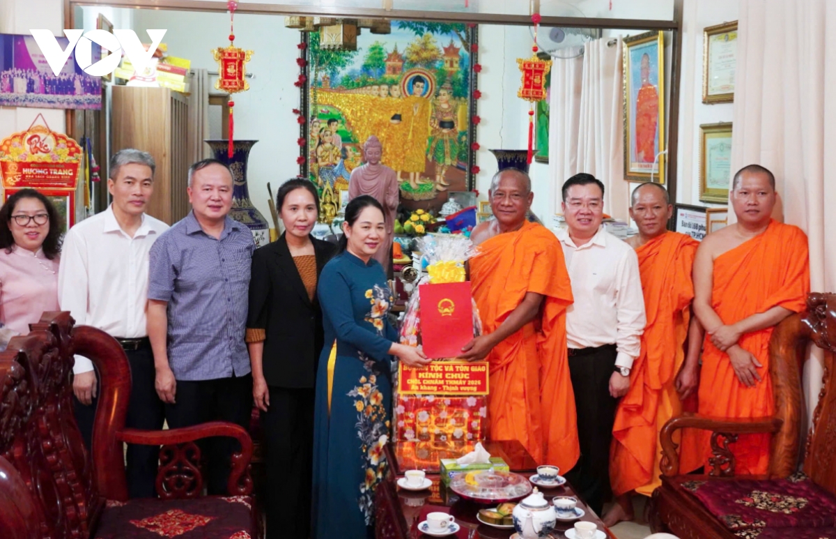leader visits hcm city khmer pagodas to celebrate chol chnam thmay picture 1