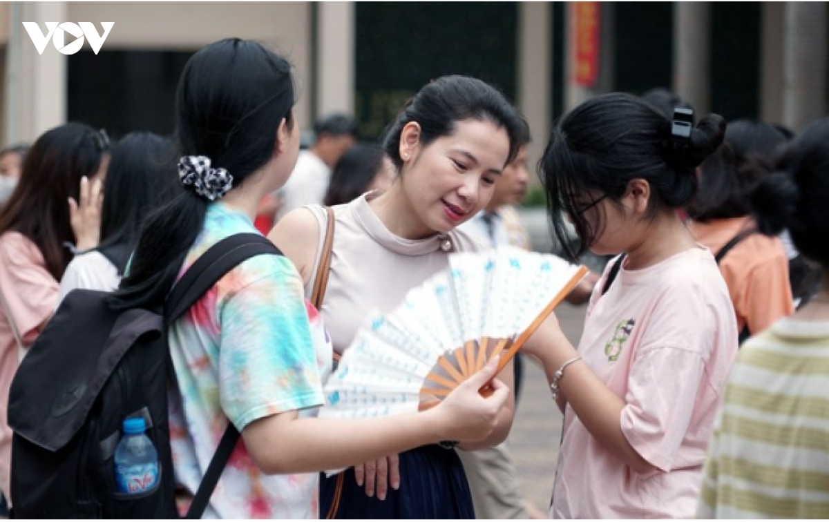 Tỷ lệ chọi "khủng" vào lớp 10: Hà Nội bao giờ hết căng thẳng?