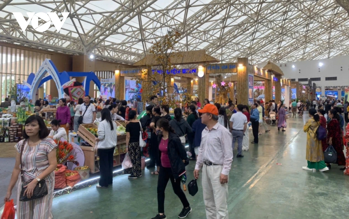 Vietnamese goods, local brands take centre stage at Autumn Fair 2025