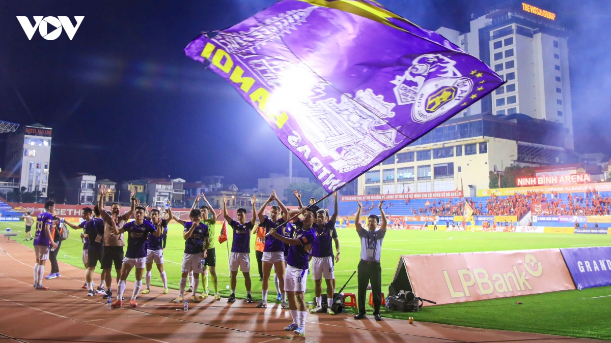 Văn Quyết và màn tri ân đặc biệt với CĐV sau trận Ninh Bình 2-3 Hà Nội FC