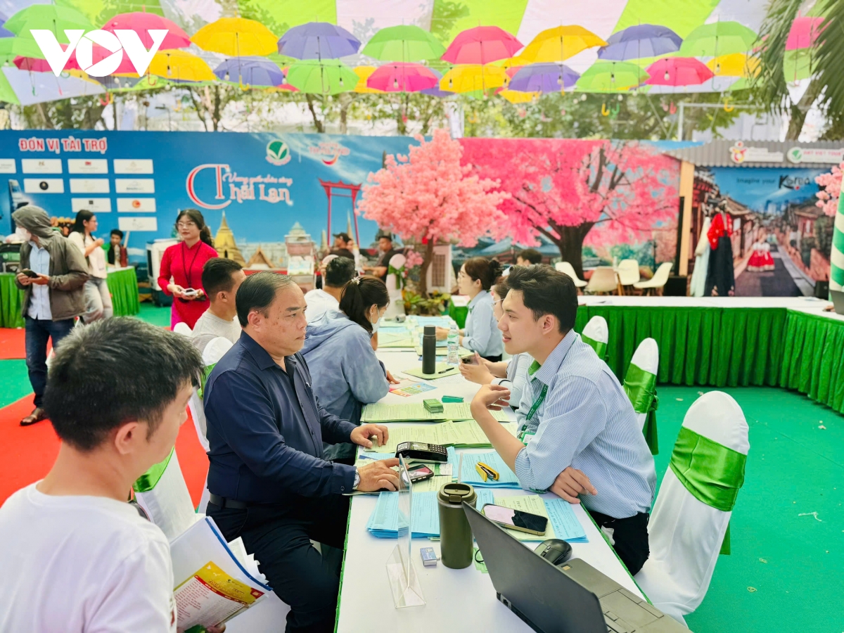 hang loat cong ty giam gia tour, kich cau du lich he bat chap bao gia hinh anh 1