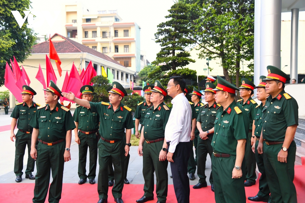 Dai tuong nguyen trong nghia tham, lam viec voi cac don vi tren dia ban Da nang hinh anh 3
