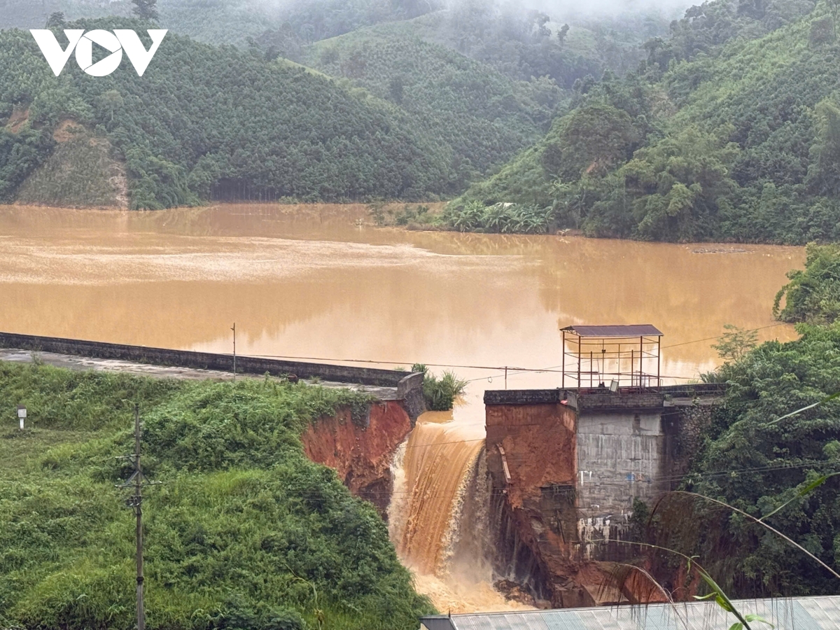 thuy dien bac khe 1 cham khac phuc su co, nguy co mat an toan ha du mua mua bao hinh anh 1