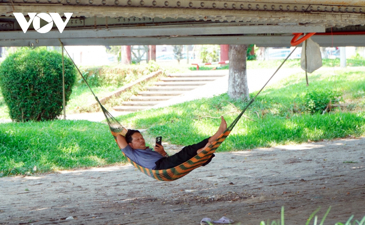 extreme heat disrupts daily life in hue, locals adapt to hot weather picture 1