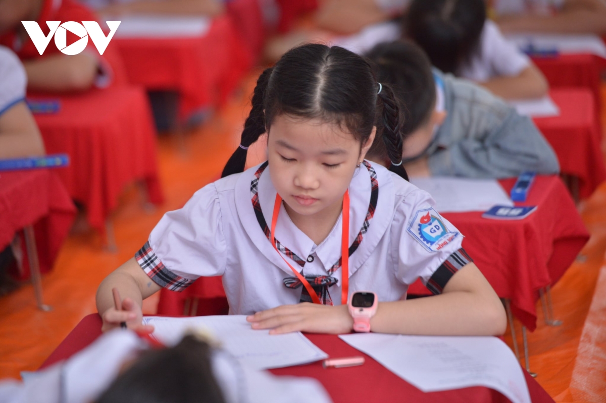 348 thi sinh tren ca nuoc ve van mieu quoc tu giam thi trang nguyen hinh anh 2