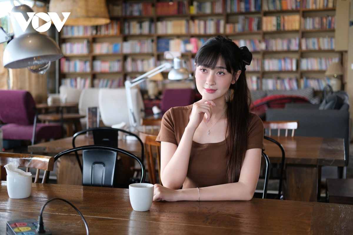 ngoc thuy buoc chan vao doi mac ao 30.000d, mua do 300.000d phai dan do hinh anh 7