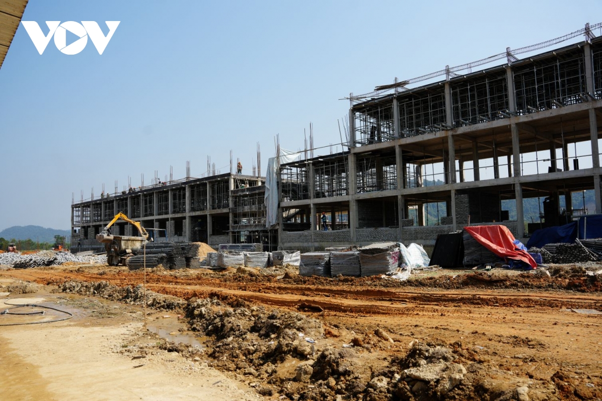 hue day nhanh tien do cac du an truong hoc lien cap tai vung bien gioi hinh anh 1